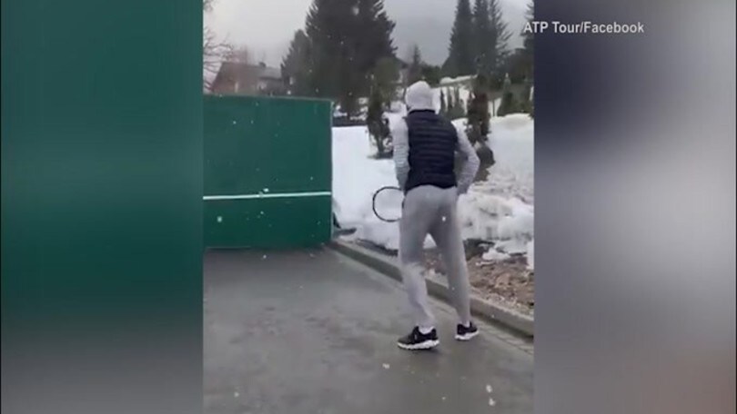 Federer, si allena sotto la neve