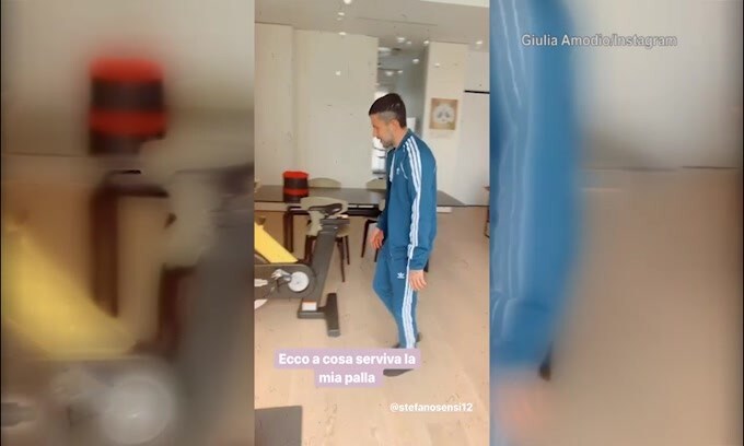 Sensi e la sua compagna palleggiano in casa...