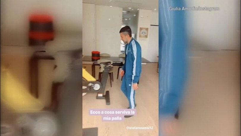 Sensi e la sua compagna palleggiano in casa...