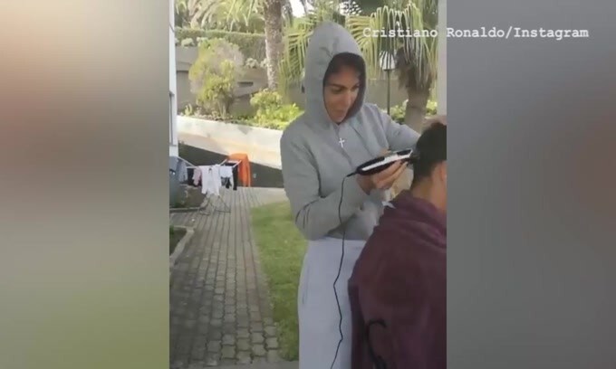 Ronaldo taglia i capelli: la parrucchiera è Georgina