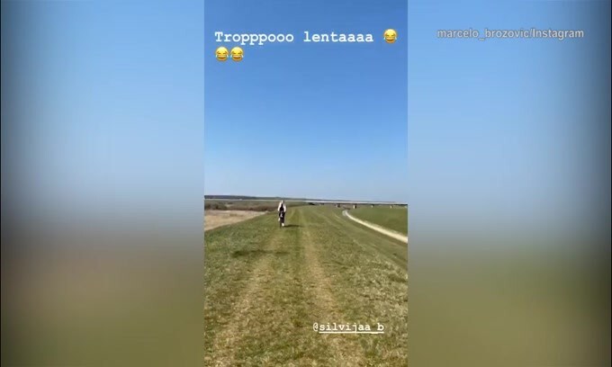 Inter, Brozovic più veloce della bicicletta