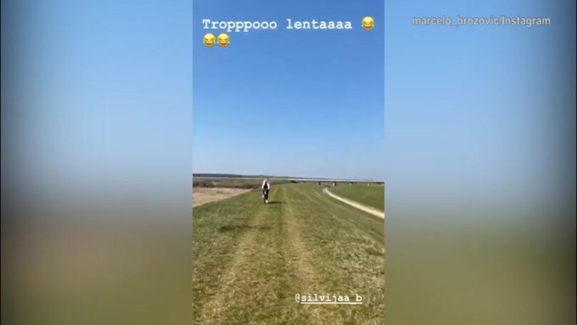 Inter, Brozovic più veloce della bicicletta