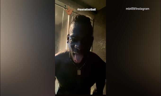 Balotelli, sotto la doccia arriva la linguaccia