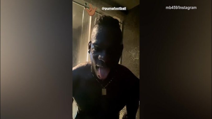 Balotelli, sotto la doccia arriva la linguaccia