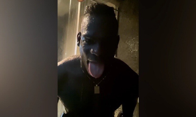 Balotelli, linguaccia social sotto la doccia