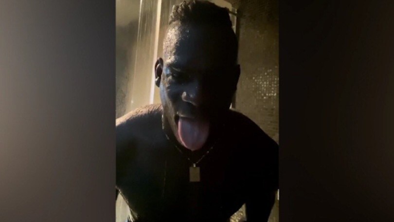 Balotelli, linguaccia social sotto la doccia