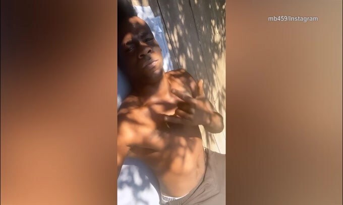 Brescia, Balotelli si rilassa sotto il sole