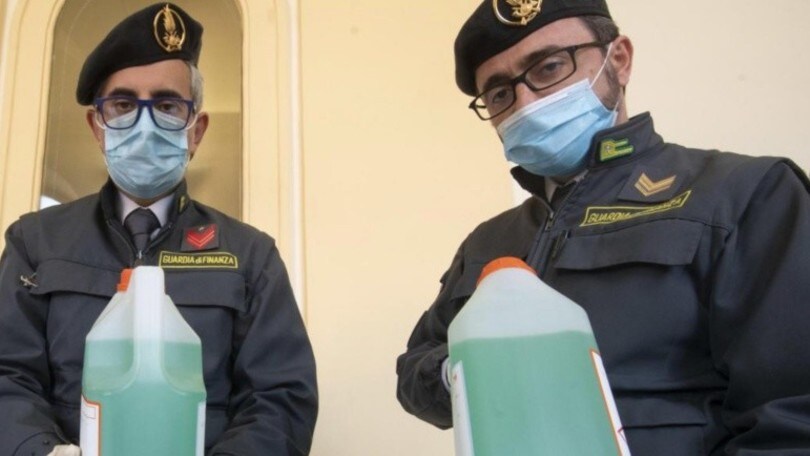 Coronavirus, a Lecce la Guardia di Finanza sequestra 27mila flaconi di disinfettante