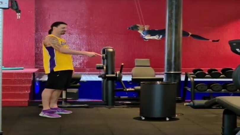 Ibrahimovic lancia ancora una sfida a Pogba con un colpo spettacolare