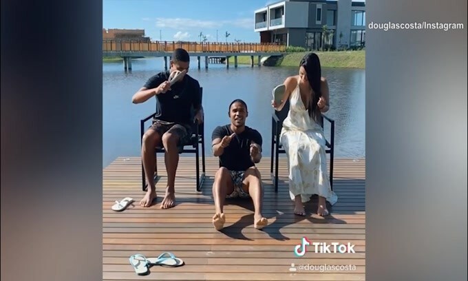 Flash Douglas Costa: eccolo alla car-challenge