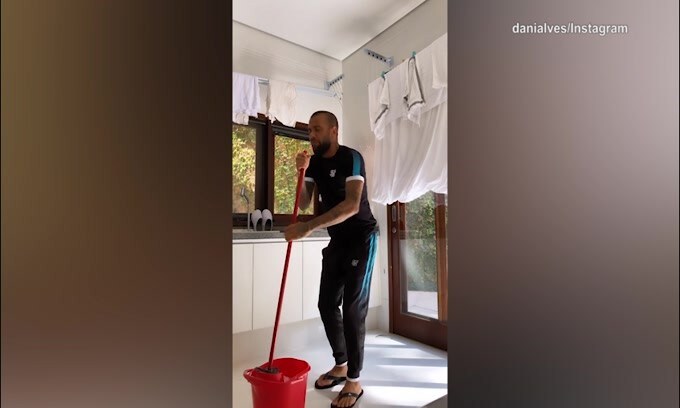 Lavori domestici per il "cantante" Dani Alves