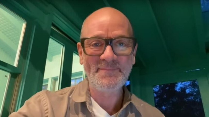 Micheal Stipe, ex voce dei Rem, intervistato da Cattelan
