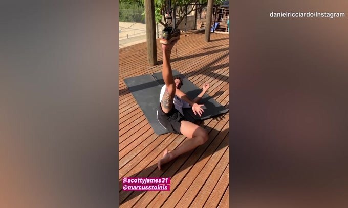 Daniel Ricciardo, giocoliere con la scarpa sul piede
