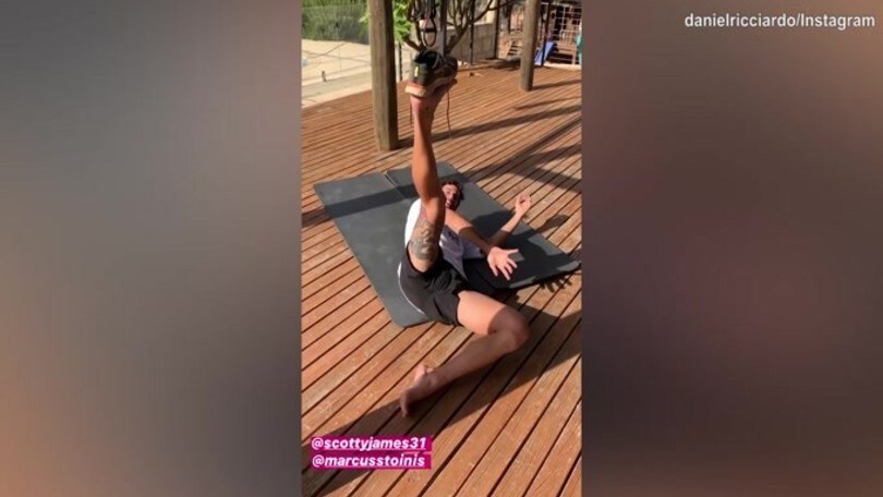 Daniel Ricciardo, giocoliere con la scarpa sul piede