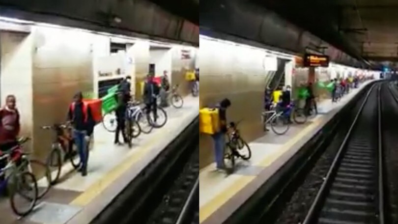 Milano, tantissimi riders affollano la metro vuota per tornare a casa VIDEO