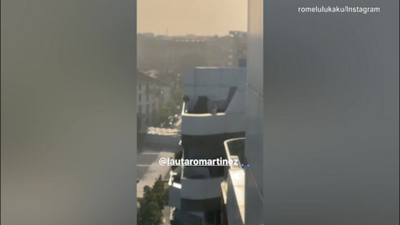 Dal balcone Lukaku chiama Martinez: "Ehi Lautii"