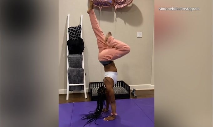 Simone Biles si spoglia in verticale