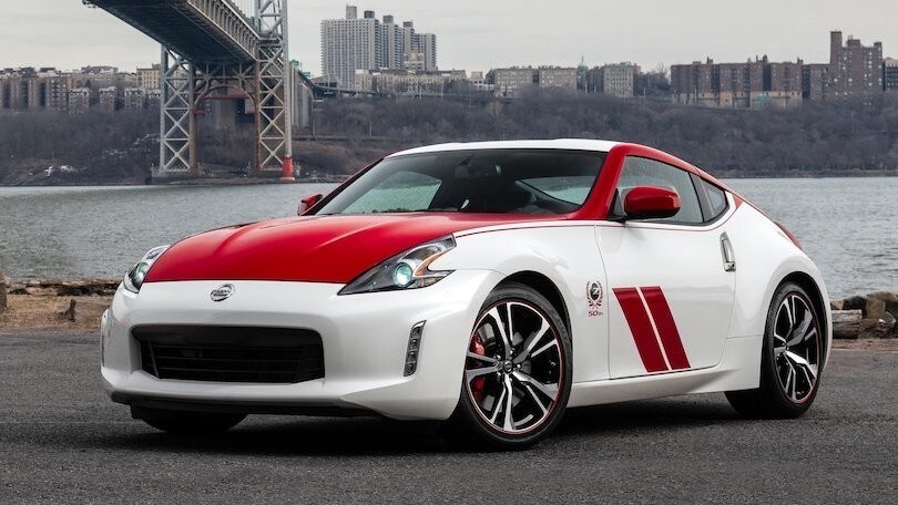 Nissan 400Z verso una coupé con motore 3 litri