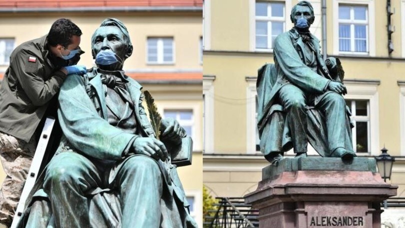 Coronavirus, le statue con la mascherina in Polonia