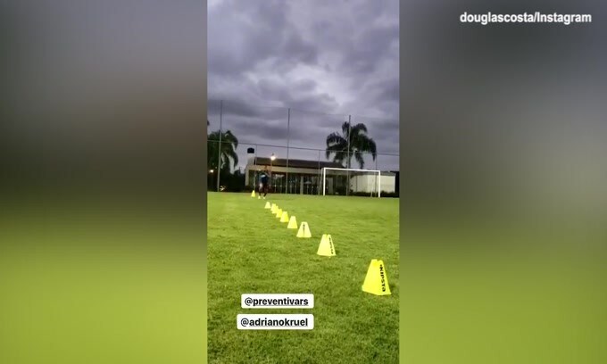 Juve, l'allenamento solitario di Douglas Costa