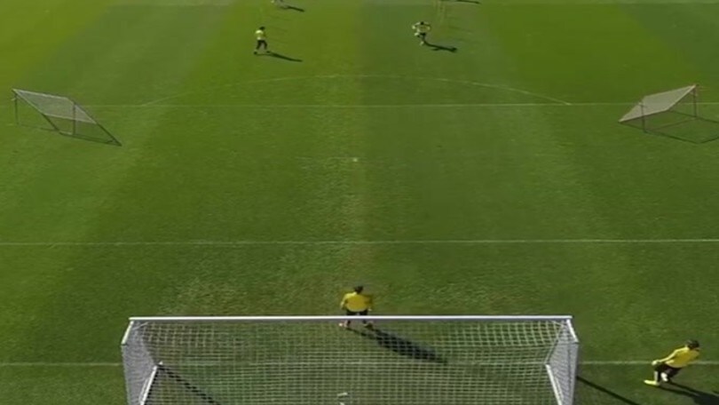 Emre Can si allena con dei tiri "a distanza di sicurezza"