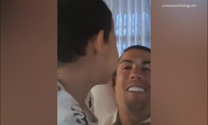 Juve, Cr7 insegnante per il figlio: "Siuuuuuu"