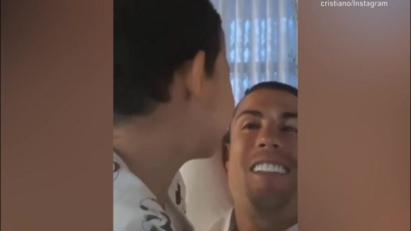 Juve, Cr7 insegnante per il figlio: "Siuuuuuu"