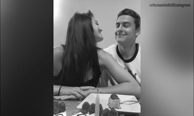 Dybala, bacio romantico ad Oriana per il suo compleanno