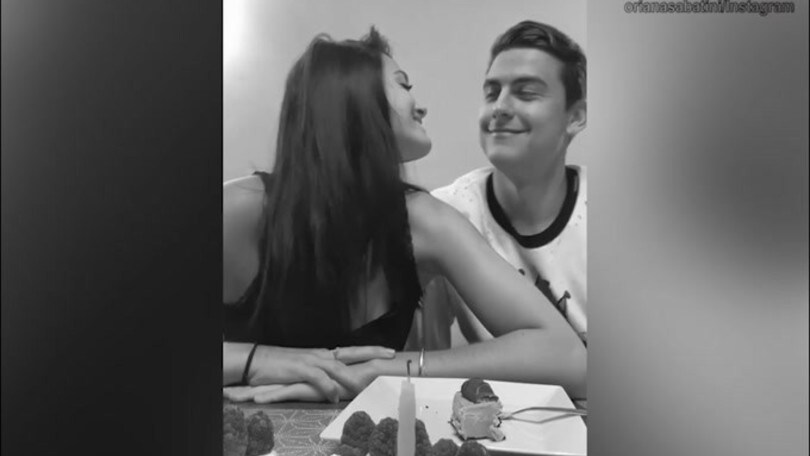Dybala, bacio romantico ad Oriana per il suo compleanno