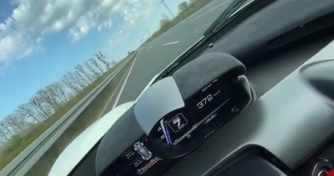 A 372 km/h in autostrada su una Ferrari: la bravata fa il giro del web VIDEO