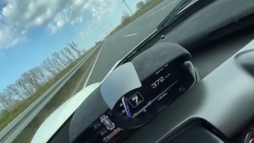 A 372 km/h in autostrada su una Ferrari: la bravata fa il giro del web VIDEO