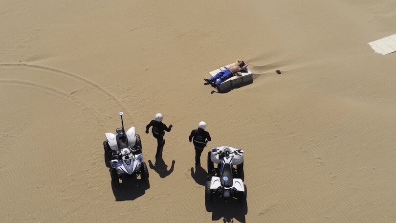 Rimini, la foto della spiaggia con i quad scatena il dibattito