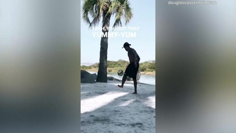 Douglas Costa in spiaggia con il pallone: che voglia di giocare!