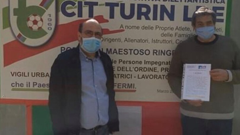 Frau dona libri ai nonni dei bambini del Cit Turin per combattere la solitudine
