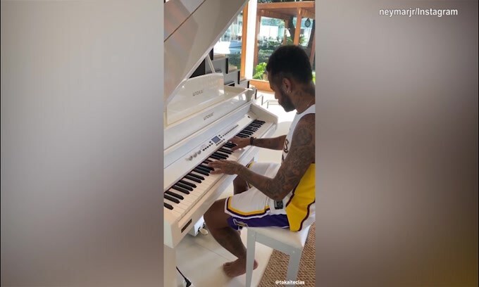 Neymar, che campione al piano: suona "All of me" di John Legend