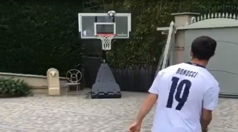 Pjanic, doppio canestro con la maglia di Bonucci