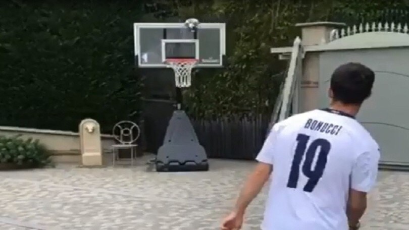 Pjanic, doppio canestro con la maglia di Bonucci