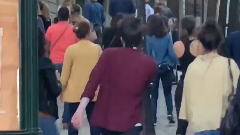 Parigi, festa in strada senza protezioni