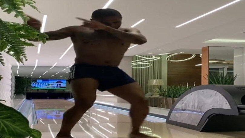 Douglas Costa e il bowling in casa