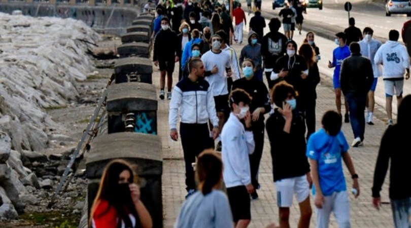 Coronavirus, De Luca furioso: "Troppa gente per strada, siete irresponsabili"