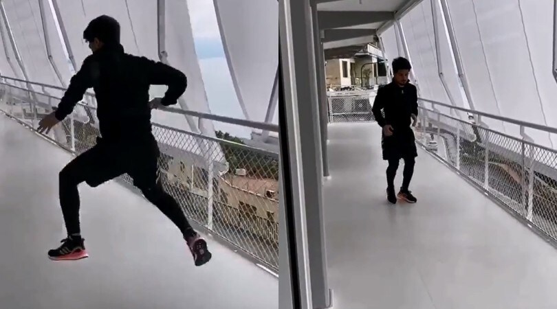 Napoli, Insigne si allena facendo l'acrobata