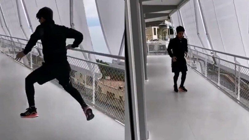 Napoli, Insigne si allena facendo l'acrobata