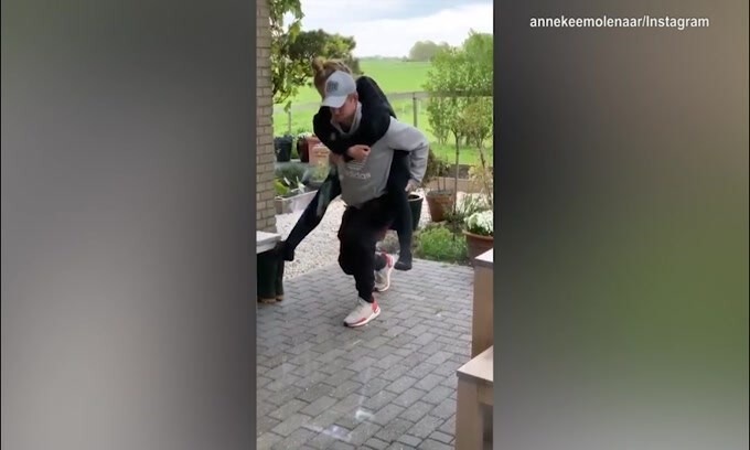 Juve, De Ligt la prova di forza è...con la fidanzata!