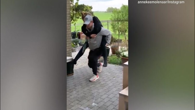 Juve, De Ligt la prova di forza è...con la fidanzata!