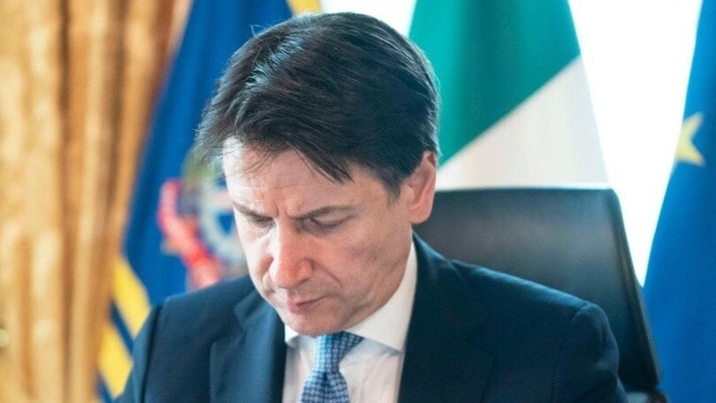 Coronavirus, Conte: "Mi scuso per il ritardo negli aiuti. In 4 milioni tornano a lavorare"
