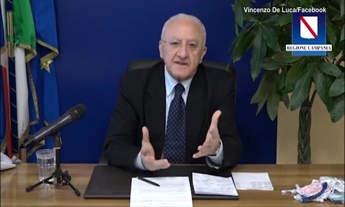 De Luca: "Vecchi cinghialoni come correvano senza mascherina: arrestiamoli!"