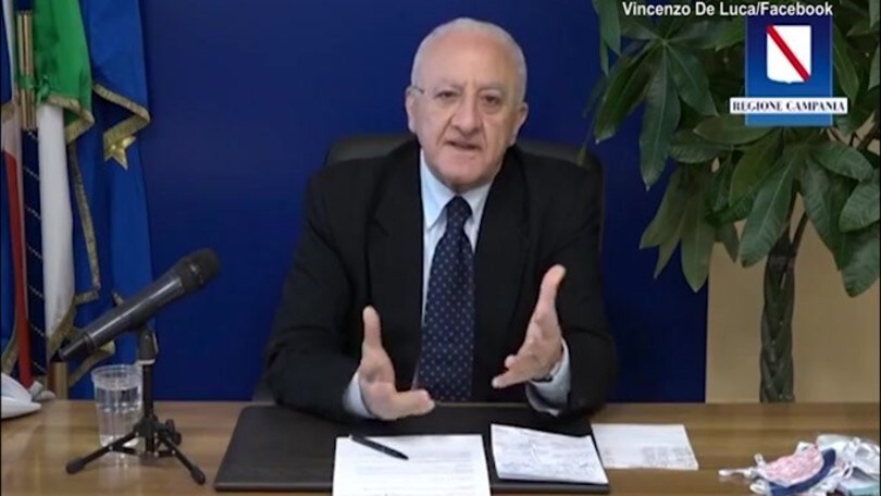 De Luca: "Vecchi cinghialoni come correvano senza mascherina: arrestiamoli!"