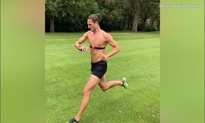 Rabiot, corsa nel prato di casa