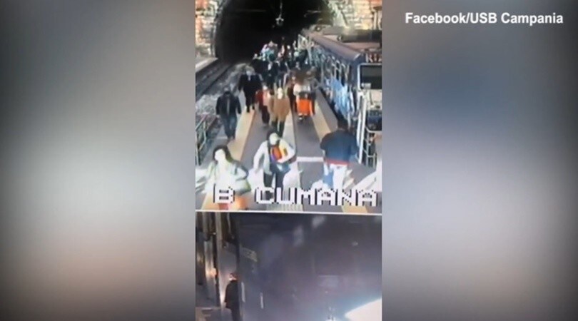 Coronavirus, la Fase 2 a Napoli: in centinaia in un vagone del treno
