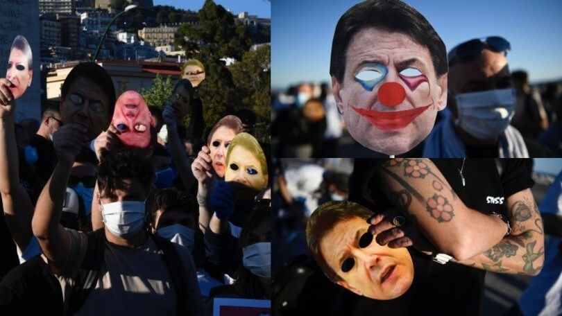 Coronavirus, la maschera di Conte pagliaccio a Napoli: scatta la protesta